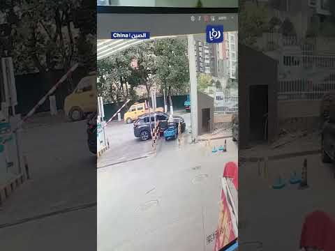 نجوا بأعجوبة من حادث تصادم مروع في الصين #shorts #shortvideo #short #shortsvideo