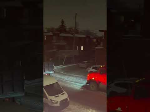 عملية إزالة الثلوج في مونتريال كندا 🇨🇦 الهجرة إلى كندا 🇨🇦 #شورتات_يوتيوب #الهجرة #اكسبلور
