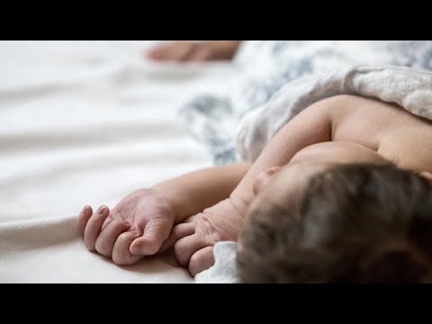 السويد: السوسيال يسحب رضيعا من والدته بسبب التدخين