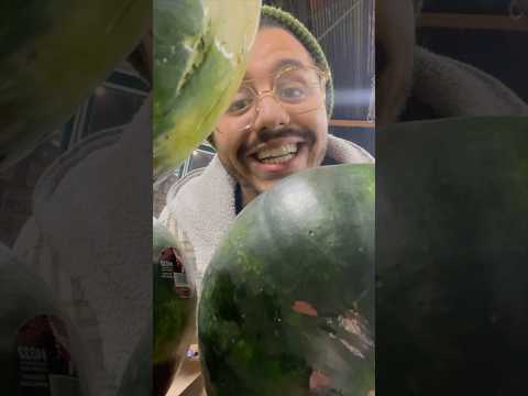 ‏كنا زمان لما نجي نحلم بفاكهة كنا بنحلم انها تكون من غير بزر الحلم الأمريكي في فاكهة من غير بزر عادي