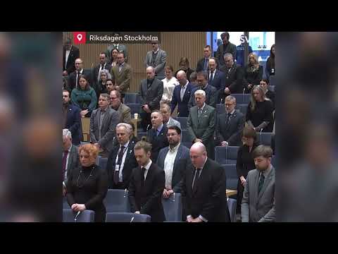 شاهد: آلاف السويديون يقفون دقيقة صمت حدادا على ضحايا هجـوم أوربرو