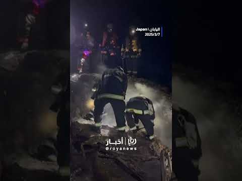 رجال الإطفاء يرشون المياه على غابة متفحمة #shortsvideo #shortvideo #shorts #short