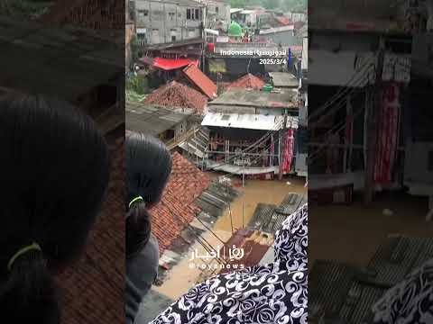 رجال الإنقاذ يقومون بإجلاء سكان جاكرتا من الفيضانات #shortsvideo #shortvideo #shorts #short